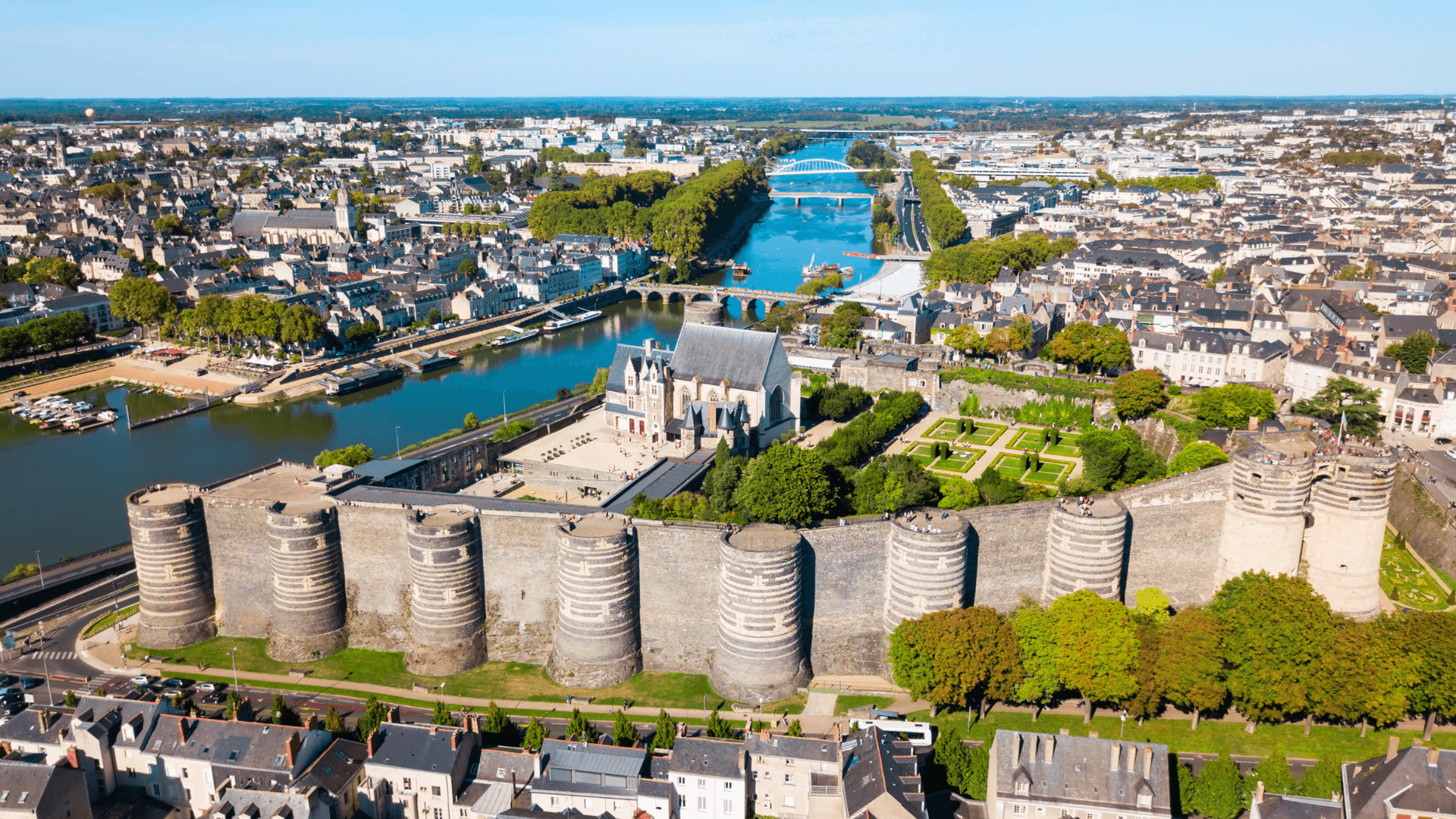 /jeu/escape-game-magie-a-angers-la-malediction-du-passage-condamne